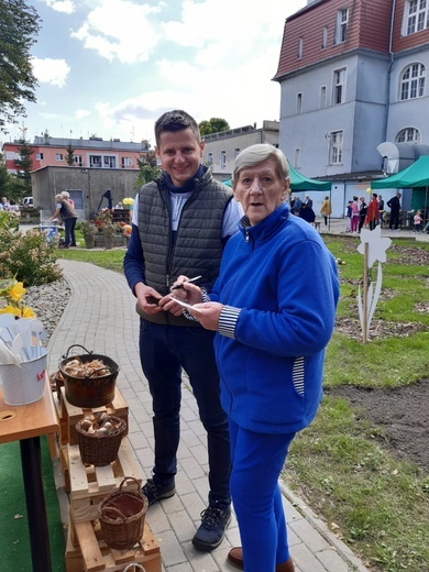 Sadzenie żonkili w dzierżoniowskim ZOL-u