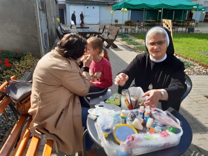 Sadzenie żonkili w dzierżoniowskim ZOL-u