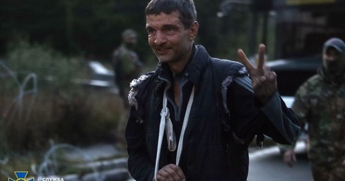 Ukraińskie media: Jeńcy uratowani z rosyjskiej niewoli są w strasznym stanie. "Są przypadki, że bliscy nie mogą ich rozpoznać"