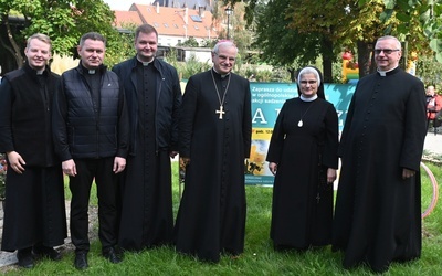 Pamiątkowe zdjęcie zaproszonych na spotkanie gości.