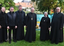 Pamiątkowe zdjęcie zaproszonych na spotkanie gości.