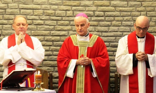 W środku - kielecki biskup pomocniczy Marian Florczyk - delegat KEP ds. duszpasterstwa sportowców.