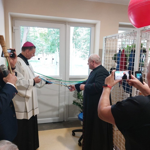 Symboliczne otwarcie tarasu dla pacjentów świdnickiego hospicjum o. Pio.