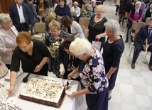 Anna Ozga (druga od lewej) przy podziale jubileuszowego tortu.