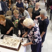 Anna Ozga (druga od lewej) przy podziale jubileuszowego tortu.