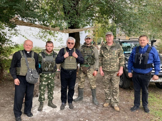 Kardynał Konrad Krajewski odwiedza Ukrainę