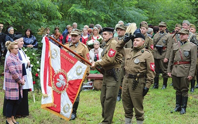 Hołd pod krzyżem na Scharfenbergu.