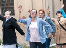 ▲	W trakcie spotkania był czas na uwielbienie, modlitwę, ale też rozmowy i dzielenie się swoją radością, czego wyrazem były śpiewy i tańce na przykościelnym placu.