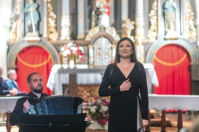 ▲	Magdalena Kulig i Maciej Zimka podczas koncertu w kościele pw. św. Barbary w Droszkowie. 