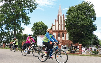 Wielu podejmuje trud pielgrzymowania na rowerach.