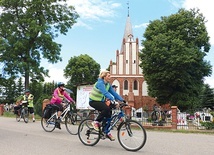 Wielu podejmuje trud pielgrzymowania na rowerach.