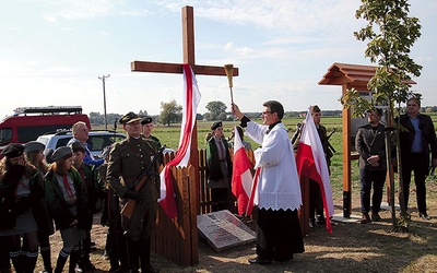 	Ksiądz Adam Brzeziński poświęcił miejsce upamiętniające Szczepana Stryjewskiego i walkę jego grupy bojowej.