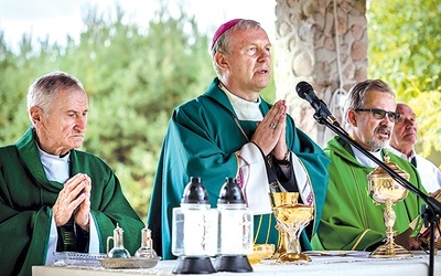 	Mszy św. przewodniczył bp Piotr Turzyński. Koncelebrowali: ks. Andrzej Cieszkowski (z prawej) i ks. Wiesław Murzyn.