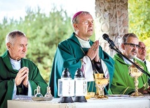 	Mszy św. przewodniczył bp Piotr Turzyński. Koncelebrowali: ks. Andrzej Cieszkowski (z prawej) i ks. Wiesław Murzyn.