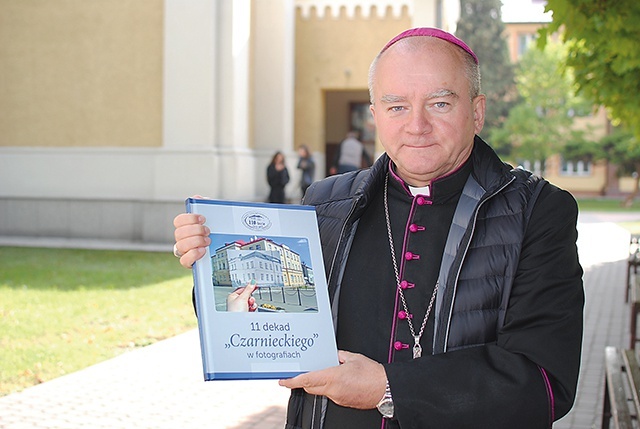 	Hierarcha z albumem o placówce.