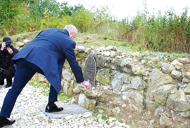 	Uczestnicy uroczystości żydowskim zwyczajem kładli na miejscu kamienie.