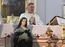 ▲	Do Smolnej od lat każdego 22. dnia miesiąca zjeżdżają polecać swoje intencje czciciele mistyczki nie tylko z archidiecezji wrocławskiej.