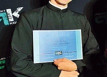 ▲	Z dyplomem za drugie miejsce w Projekcie Kostka, festiwalu hip-hopu chrześcijańskiego. 