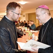 ▲	Spotkanie odbyło się w parafii pw. Ducha Świętego w Zielonej Górze, gdzie biskup wręczył dekrety nowym duszpasterzom dekanalnym.