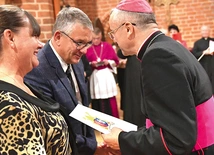 ▲	Małgorzata i Krzysztof są małżeństwem od 1985 roku. Pracują w szkole. Mają trzy zamężne już córki i dwoje wnucząt. 