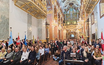 W pielgrzymce maturzystów uczestniczyło 1300 uczniów szkół średnich z archidiecezji lubelskiej. 