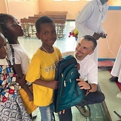 Dyrektor organizacji każdemu dziecku osobiście wręczył plecak.