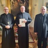 Nominowany duszpasterz z abp. Stanisławem Budzikiem i bp. Józefem Wróblem.