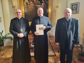 Nominowany duszpasterz z abp. Stanisławem Budzikiem i bp. Józefem Wróblem.