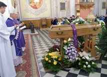 Ceremonii pogrzebowej w opoczyńskiej kolegiacie przewodniczył bp Marek Solarczyk.