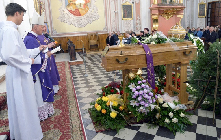 Ceremonii pogrzebowej w opoczyńskiej kolegiacie przewodniczył bp Marek Solarczyk.