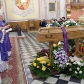 Ceremonii pogrzebowej w opoczyńskiej kolegiacie przewodniczył bp Marek Solarczyk.