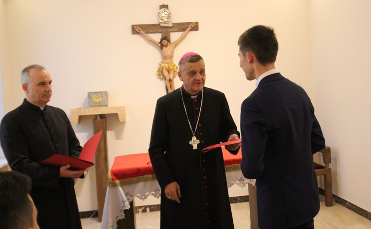 Siedmiu nowych kleryków diecezji bielsko-żywieckiej odebrało suscepty - 2022