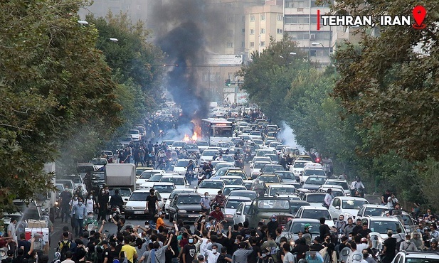 Iran: Trwają brutalnie tłumione przez policję protesty; zginęło co najmniej 76 osób