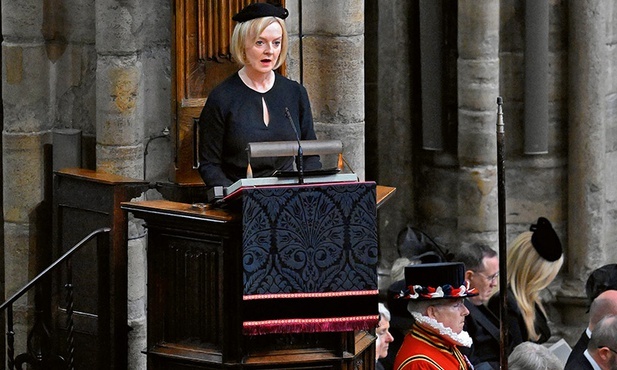 Premier Liz Truss czyta Ewangelię wg św. Jana podczas liturgii pogrzebowej Elżbiety II.