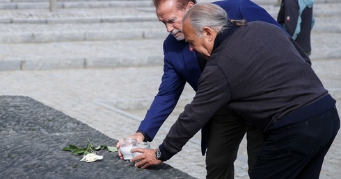 Arnold Schwarzenegger w Auschwitz 