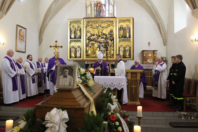 Pisarzowice. Pogrzeb byłego proboszcza