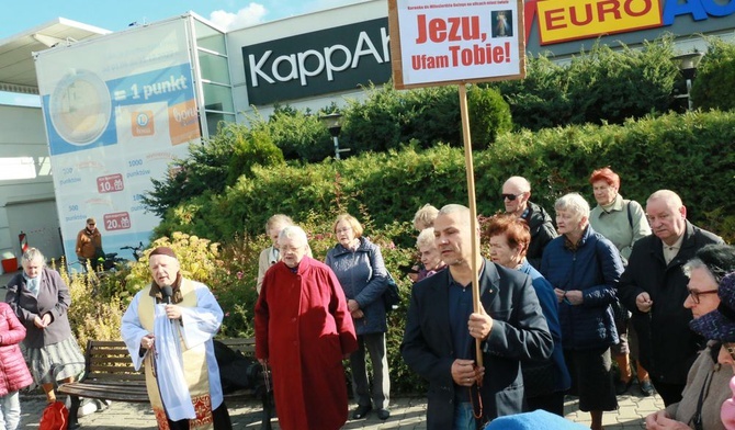 Od kilku lat jednym z miejsc modlitwy jest rondo przy ulicy Zana.