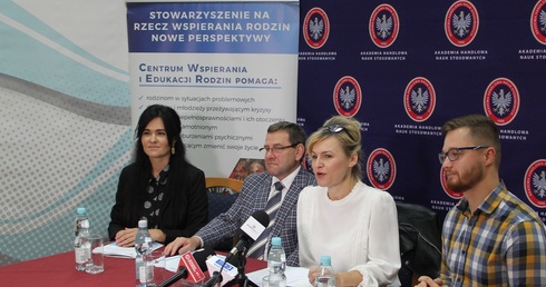  O szczegółach konferencji mówiła Monika Dudek, prezes stowarzyszenia „Nowe Perspektywy” (druga od prawej).