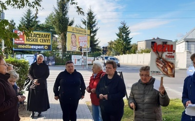 Wierni w małych grupach modlili się na skrzyżowaniach, przed domami kultury, hotelami, na parkingach i przystankach autobusowych, m.in. w Rawie Mazowieckiej.