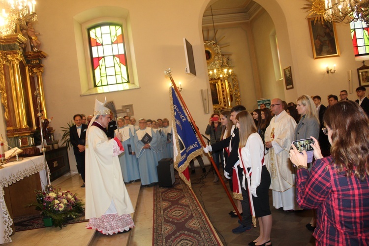 Akt poświęcenia sztandaru Katolickiego Liceum w Ostrowcu Świętokrzyskim