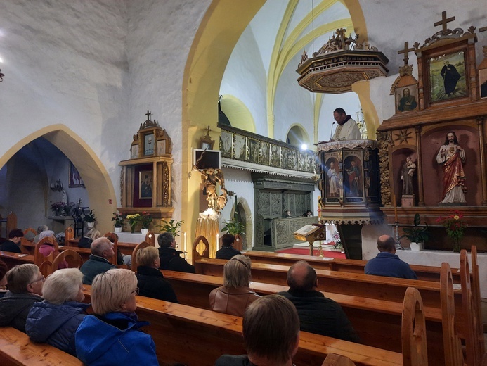 Zabytkowy kościół, Eucharystia i Droga Światła