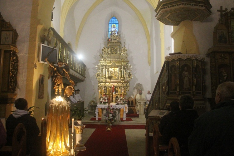 Zabytkowy kościół, Eucharystia i Droga Światła