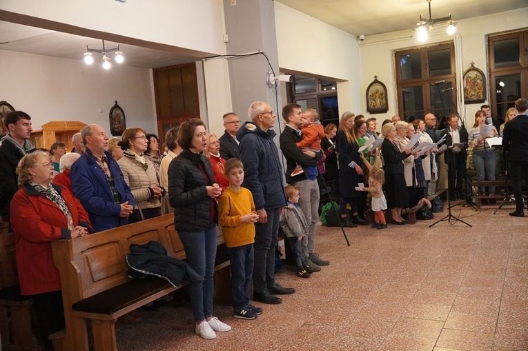 Wprowadzenie relikwii św. Jana Pawła II do parafii we Wrocławiu-Strachocinie