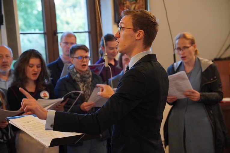 Wprowadzenie relikwii św. Jana Pawła II do parafii we Wrocławiu-Strachocinie