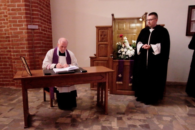 Wierni składają wpisy w księdze kondolencyjnej