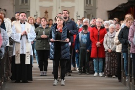 Bardo. Róże wypełniły bazylikę po brzegi