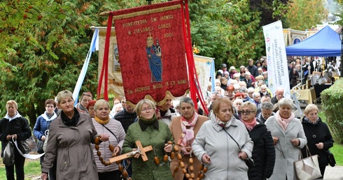 Pielgrzymka z różańcem w ręku