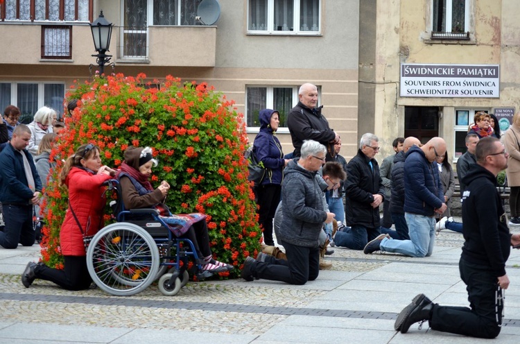 Świdnica. Różańcową modlitwę zaczęli na ulicy