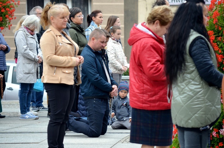 Świdnica. Różańcową modlitwę zaczęli na ulicy