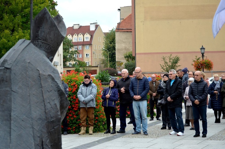 Świdnica. Różańcową modlitwę zaczęli na ulicy